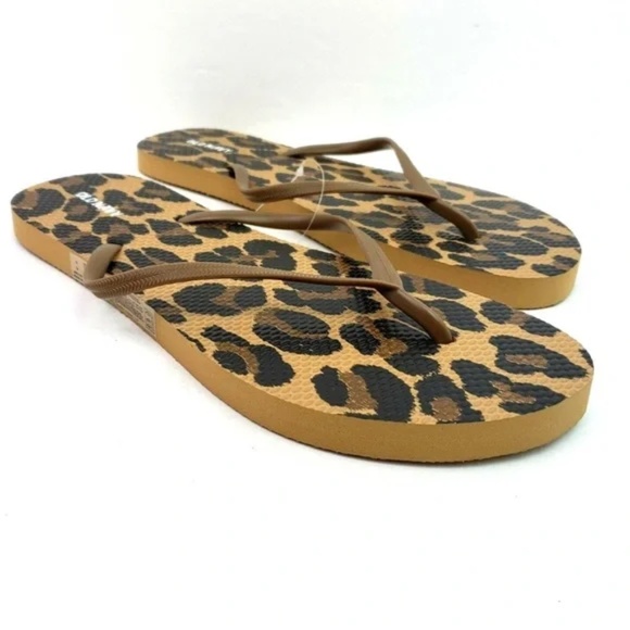Old Navy Animal Print Flip Flop Sandals  NWT Size 11 - Picture 1 of 2